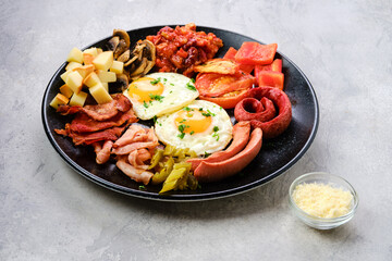 Fried egg, sausage, champignon, bacon, bean ragout, ham, cheddar, tomato and bell pepper