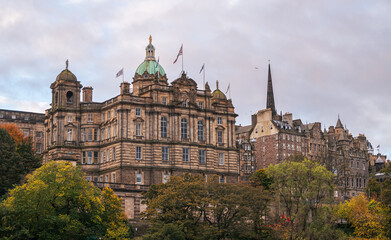 Fototapeta premium Edinburgh, Scotland - 2021: Street scenes from the historical city center of Edinburgh. Photos taken during an autumn cloudy morning. Landmark buildings in the United Kingdom. Architecture details.