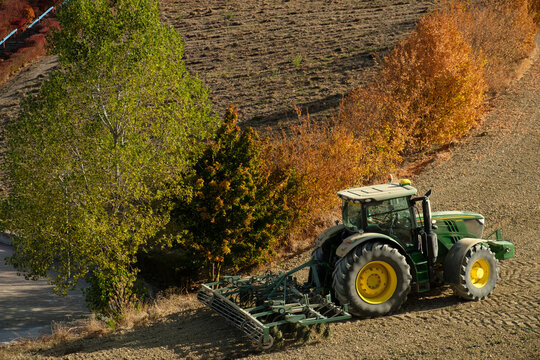 Tractor arando un cultivo de cereal durante el oto&ntilde;o.