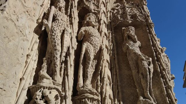 Primer plano esculturas de los hombres salvajes en la entrada al museo nacional de escultura en Valladolid, Espa&ntilde;a
