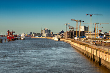 Fototapeta na wymiar Panorama der Stadt Hamburg mit der Elbe mit Baustellen am Ufer vom Bahnhof Elbbrücken aus gesehen bei wolkenlosem blauem Himmel