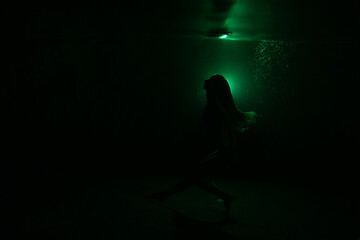 Fototapeta na wymiar beautiful girl dancing underwater.