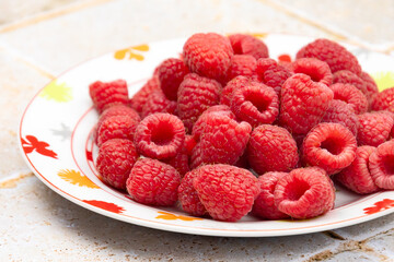 framboises mûres et sucrées sur une assiette