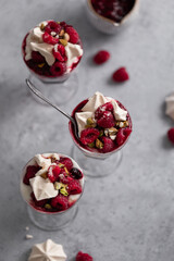 Eton mess, dessert traditionnel anglais crème fouettée, framboises, meringue