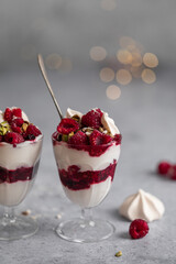 Eton mess, dessert traditionnel anglais crème fouettée, framboises, meringue