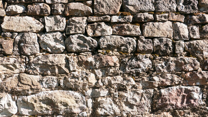 Muro rústico de piedras en zona rural