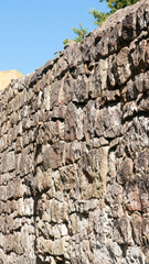 Muro rústico de piedras en zona rural