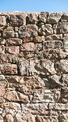 Muro rústico de piedras en zona rural