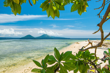 Papua New Guinea, volcano, beach en sea.