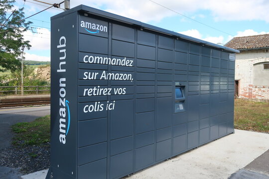Amazon hub locker dans une gare de campagne française, casier / consigne de retrait en libre-service (pick-up) de colis achetés en ligne sur internet – septembre 2021 (France)