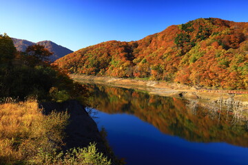 岩手県奥州市　紅葉の奥州湖