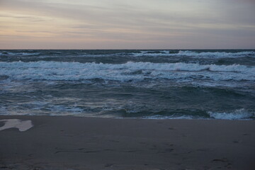 Fototapeta na wymiar silny wiatr na plazy. Falujce morze