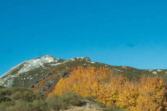 Paisaje oto&ntilde;al de la monta&ntilde;a leonesa con las primeras nieves de la temporada