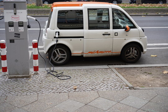 Mia Elektroauto bei Ladevorgang an einer newmotion allego be emobil Ladestation in Berlin am 16.11.2021