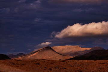 Berg auf Fuerteventura mit Wolken während der Morgenstimmung