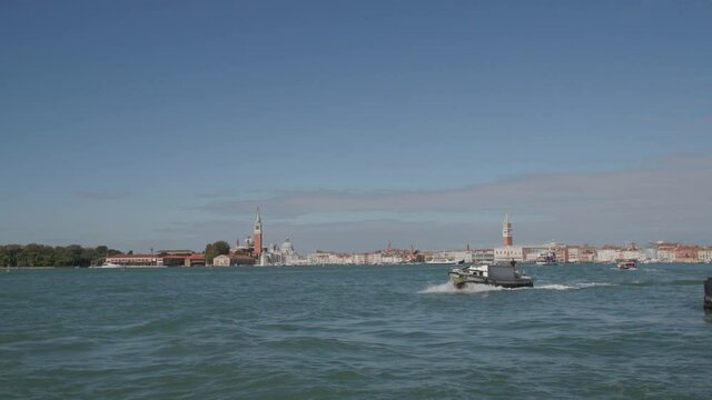 Bateau dans la baie de Venise
