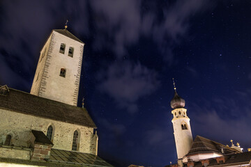 Night view of Collegiata di San Candido, Stiftskirche Innichen, San Candido, Innichen, Val Pusteria, Bolzano, Trentino Alto Adige, Italia