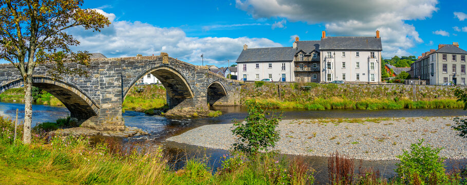View of Pont Fawr (Inigo Jones Bridge) over Conwy River and riverside houses, Llanrwst, Clwyd, Snowdonia, North Wales