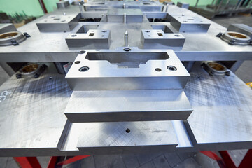 Fototapeta na wymiar Fabryka produkująca elementy z metalu, narzędziownia, tłoczniki oraz wyroby gotowe.