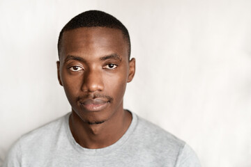 Obraz premium Confident young African man wearing a t-shirt