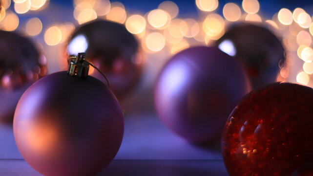 Gros plan sur des boules de Noël avec en arrière plan un effet bokeh.