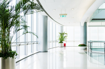Empty corridor in modern office building - obrazy, fototapety, plakaty