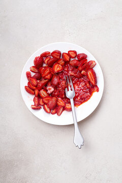 Sugar-coated sliced strawberries
