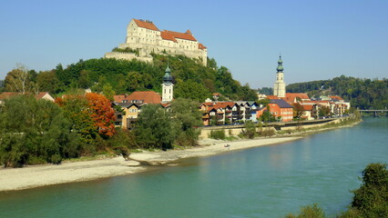 Fototapeta na wymiar Hauptgebäude der längsten Burg der Welt steht in Burghausen über dem Fluss blauen Salzach 
