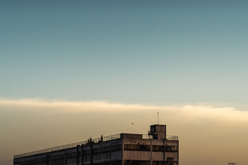 노을빛에 물든 대비된 하늘