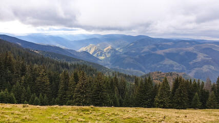 Fototapeta na wymiar landscape in autumn, Lotrului Mountains, Romania 
