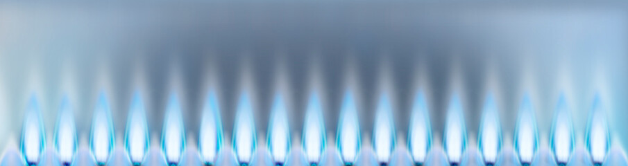 Blaue Gasflammen als banner vor hellem Hintergrund