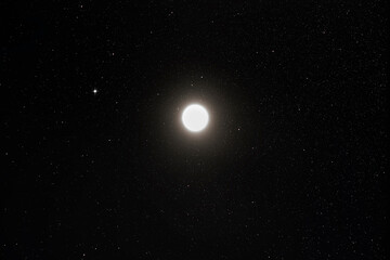 Hell Leuchtender Himmelskörper am Nachthimmel