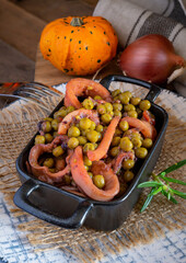 squid cut in a circle with peas and tomato