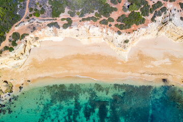 Portugal Algarve Strand Praia da Marinha Meer Ozean Drohnenansicht Luftbild von oben