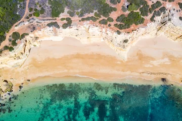 Gartenposter Luftaufnahme Strand Portugal Algarve Strand Praia da Marinha Meer Ozean Drohnenansicht Luftbild von oben