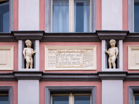 Erst schau auf dich. Dann schelte mich.