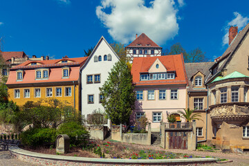 Alte Häuser in einer Kleinstadt, Meißen in Sachsen, im Frühling mit Sonne und blauem Himmel