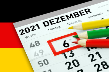 Kalender Nikolaus 6. Dezember 2021 Deutsche Flagge und Stifte rot grün gelb