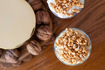 protein desserts with skyr and muesli