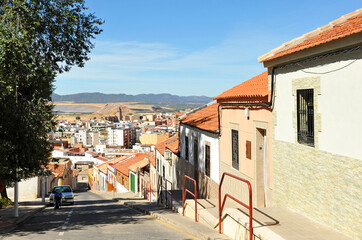 Calle en pendiente en el Cerro Santa Ana de Puertollano, antiguo barrio de mineros. Provincia de Ciudad Real, Castilla La Mancha, centro de España 