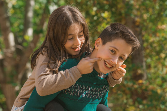 HERMANOS POSANDO ANTE LA CAMARA EN EL PARQUE