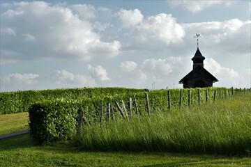 Wiesen, Hecken und Wegekapelle mit Landschaften bei Reifferscheid in der Eifel