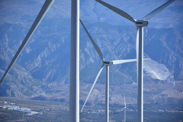 Aerogeneradores produciendo, energía, evitando el calentamiento global del planeta © KukiLadrondeGuevara