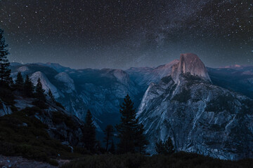 Ciel nocturne pittoresque au-dessus de la célèbre montagne Half Dome, Yosemite NP