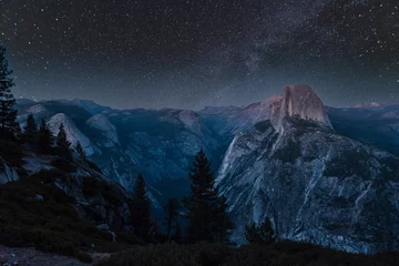 Fototapete Half Dome Malerischer Nachthimmel über dem berühmten Berg Half Dome, Yosemite NP