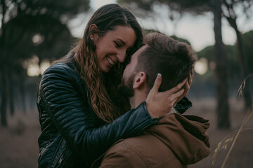 Fototapeta premium PAREJA DE ENAMORADOS SIENDO FELICES AL AIRE LIBRE