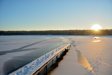 Naklejka premium Winter fishing on the lake, beautiful nature.