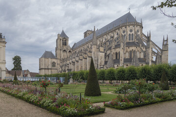 Fototapeta premium Les chemins de grandes randonnées en France et en Europe. Le chemin de Paris à Compostelle. Voyage à travers le temps.