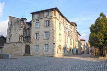 Les chemins de grandes randonnées en France et en Europe. Le chemin de Paris à Compostelle. Voyage à travers le temps.