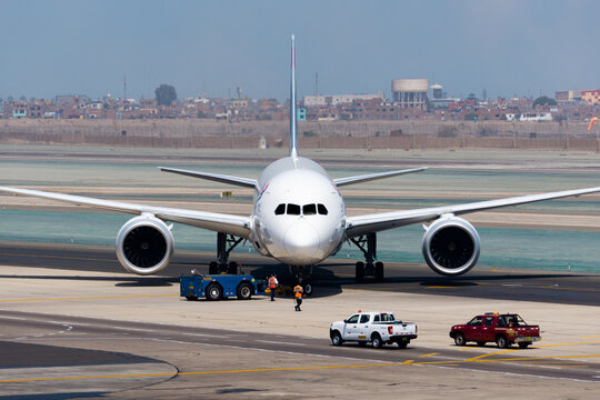 Avión siendo remolcado, Aeropuerto Jorge Chavez, LIM, Lima, Peru